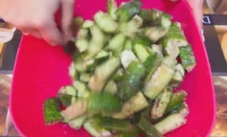 Pune legumele într-un bol adânc și adaugă la ele aditivi uscati: sare, zahăr, piper măcinat. Amestecați castraveții, apoi turnați ingredientele lichide: oțet și ulei vegetal, amestecați totul din nou. Pune legumele într-un bol adânc și adaugă la ele aditivi uscati: sare, zahăr, piper măcinat. Amestecați castraveții, apoi turnați ingredientele lichide: oțet și ulei vegetal, amestecați totul din nou.