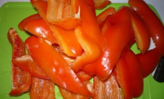 Rentar el pebrot i tallar-lo per la meitat, sense oblidar tallar el lloc on s'enganxa la tija. Traieu amb cura les llavors i talleu cada meitat de pebrot en 2-4 trossos. Peleu també el pebrot picant de la tija i les llavors, tallat en cercles petits. Rentar el pebrot i tallar-lo per la meitat, sense oblidar tallar el lloc on s'enganxa la tija. Traieu amb cura les llavors i talleu cada meitat de pebrot en 2-4 trossos. Peleu també el pebrot picant de la tija i les llavors, tallat en cercles petits.