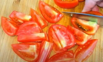 Snij de tomaten in kleine plakjes. Snij de tomaten in kleine plakjes.