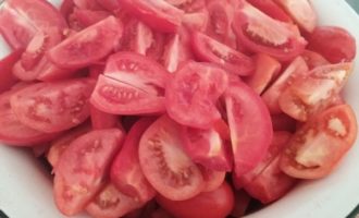 Skär tomaterna i skivor enligt samma princip: så att de lätt får plats i köttkvarnens behållare.