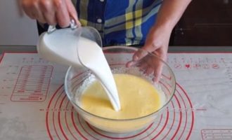 Värm kefiren lätt, men koka inte. Häll det i äggen, tillsätt vegetabilisk olja och blanda blandningen väl med en mixer.
