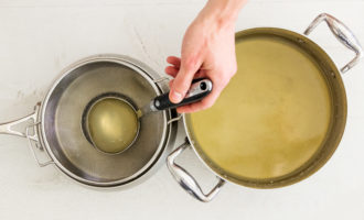 Kumuha ng isang salaan, ilagay ito sa isang mangkok at salain ang sabaw. Sa isang hiwalay na mangkok, ihalo ang mga puti na may isang whisk na may bahagi ng sabaw, at pagkatapos ay ibuhos ang mga ito sa kawali na may sabaw, haluing mabuti at panatilihin sa mahinang apoy sa loob ng 15 minuto, hanggang ang mga puti ay kumulo. Salain nating muli ang sabaw, ngayon ay magiging mas malinaw. Itabi ang ulam para lumamig.