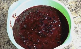 Gamit ang isang blender o gilingan ng karne, gilingin ang mga itim na currant.