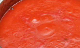 Voeg tomatenpuree toe aan de resulterende vloeistof, meng en zet op het vuur tot het kookt, voeg kruiden en specerijen toe, fijngehakte knoflook. Kook gedurende 7 minuten. We proeven het naar onze smaak, afhankelijk van de toevoegingen in de pasta - je hebt misschien meer suiker of zout nodig, peper absorbeert het grootste deel van de smaak, dus de vulling moet een zeer uitgesproken smaak hebben. Voeg aan het einde van het koken azijn toe en kook gedurende 2 minuten, en zet dan uit. We zouden een dikke tomatensaus moeten hebben. Voeg tomatenpuree toe aan de resulterende vloeistof, meng en zet op het vuur tot het kookt, voeg kruiden en specerijen toe, fijngehakte knoflook. Kook gedurende 7 minuten. We proeven het naar onze smaak, afhankelijk van de toevoegingen in de pasta - je hebt misschien meer suiker of zout nodig, peper absorbeert het grootste deel van de smaak, dus de vulling moet een zeer uitgesproken smaak hebben. Voeg aan het einde van het koken azijn toe en kook gedurende 2 minuten, en zet dan uit. We zouden een dikke tomatensaus moeten hebben.