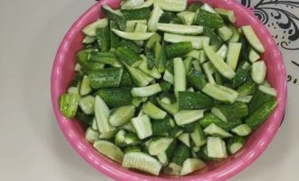 Làm thế nào để chế biến món salad dưa chuột với mù tạt thơm ngon cho mùa đông? Rửa dưa chuột và cắt chúng theo chiều dọc thành bốn phần, sau đó cắt ngang. Các hình khối kết quả thu được. Cắt nhỏ thì là bằng dao.