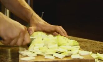 În timp ce ceapa se fierbe la foc mic, să începem cu dovleceii. Spălați-l, apoi tăiați-l în cuburi și puneți-l într-o tigaie. La fel vom face și cu cartofii. Amesteca. Puteți turna o jumătate de pahar de apă.