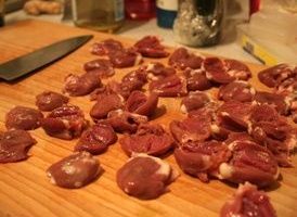 Susunod, putulin ang natitirang mga daluyan ng dugo at fatty tissue sa isang cutting board. Mahinahon naming itinatapon ang lahat ng mga palamuti at inilalagay ang mga puso sa isang mangkok.
