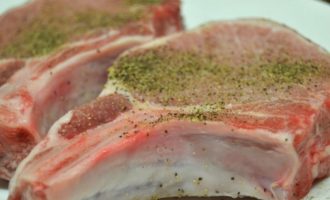 Clătiți bine carnea de porc în apă curentă, apoi uscați cu prosoape de hârtie. Bateți ușor carnea pe ambele părți, dar nu prea mult. Bucățile trebuie să fie groase și dense. Frecați carnea de porc cu condimente - sare și piper. Dacă doriți, puteți adăuga alte condimente la discreția dvs.