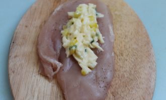 En un bol petit, combineu el formatge cremós, la ceba picada i el formatge dur ratllat. Afegiu-hi el pebrot picat finament i barregeu-ho tot bé.Col·loqueu el farcit més a prop d'una de les vores del filet de pollastre i enrotlleu-lo amb cura en un rotlle. Perforeu el rotlle amb escuradents de fusta a cada costat; això evitarà que el formatge fos es filtri massa del plat acabat.