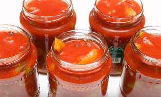 Giet de peper met een kleine pollepel in de potten en druk hem af en toe voorzichtig aan, zodat er geen lucht meer in de pot achterblijft; dit kan gedaan worden met een vork, waarbij u de peper in verschillende richtingen beweegt, zodat de saus zich in de pot kan verdelen. kan. Giet de peper met een kleine pollepel in de potten en druk hem af en toe voorzichtig aan, zodat er geen lucht meer in de pot achterblijft; dit kan gedaan worden met een vork, waarbij u de peper in verschillende richtingen beweegt, zodat de saus zich in de pot kan verdelen. kan.