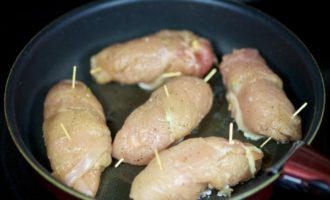Per preparar la massa, cal afegir 2 cullerades d'oli, una mica de sal i una mica de pebre mòlt al suc de llima. Barregeu bé tots els ingredients. Cada rotllo s'ha de submergir en la salsa resultant i després enrotllar-lo en un plat amb pa ratllat. Després d'això, poseu els rotllets en una safata de forn untada amb una petita quantitat d'oli vegetal.