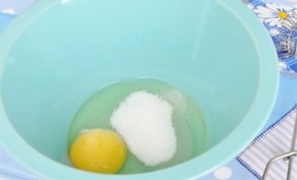 Paano maghanda ng luntiang malambot na brushwood na may kefir? Hatiin ang isang itlog ng manok sa isang mangkok para sa pagmamasa ng kuwarta, idagdag ang kinakailangang halaga ng asin at asukal dito at, gamit ang isang tinidor o whisk, gilingin ang lahat hanggang sa makinis.