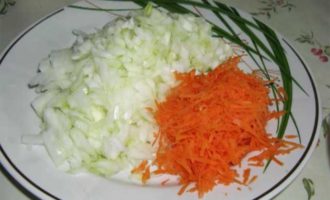 Terwijl de aardappelen koken, schilt u de uien en wortels, spoelt u ze af, snijdt u de uien in kleine blokjes en raspt u de wortels op een fijne rasp.