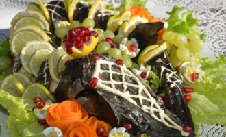 Passem el peix a un plat de servei, sobre el qual primer col·loquem un coixí de fulles d'enciam i decorem amb ous de guatlla tallats en forma de corones, làmines fines de llima i llimona i roses fetes amb pastanaga bullida. Podeu dibuixar una xarxa de maionesa al cap del peix i decorar amb llavors de magrana. La fantasia en la decoració no té límits. Passem el peix a un plat de servei, sobre el qual primer col·loquem un coixí de fulles d'enciam i decorem amb ous de guatlla tallats en forma de corones, làmines fines de llima i llimona i roses fetes amb pastanaga bullida. Podeu dibuixar una xarxa de maionesa al cap del peix i decorar amb llavors de magrana. La fantasia en la decoració no té límits.