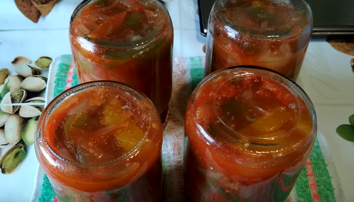 Lecho met tomatenpuree en peper voor de winter