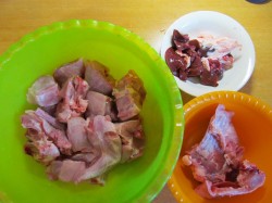 Lägg åt sidan av inälvorna och revbensbitarna för att göra soppa eller buljong. Vi kommer inte att baka dem. Lägg åt sidan av inälvorna och revbensbitarna för att göra soppa eller buljong. Vi kommer inte att baka dem.