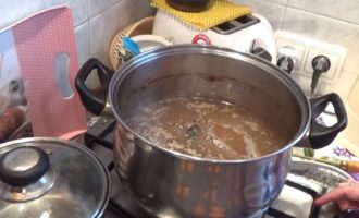 Đặt chảo lên bếp và đun chân ở lửa nhỏ nhất trong 5 giờ.