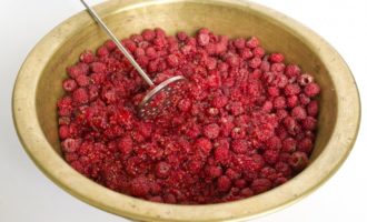 Upang gumawa ng raspberry jam para sa taglamig, pinag-uuri namin at hinuhugasan ang mga berry. Iwanan ang mga raspberry sa isang colander upang maubos. Susunod, dapat mong ilipat ito sa isang mangkok at i-chop ang mga raspberry sa anumang maginhawang paraan - sa isang gilingan ng karne, blender o masher.