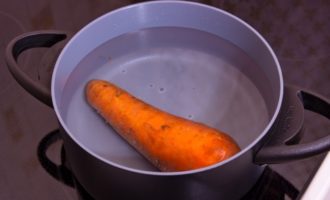 Hur man förbereder solrossallad med chips enligt det klassiska receptet? Tvätta morötterna i kallt vatten, lägg i en liten kastrull, tillsätt vatten så att det helt täcker grönsaken och koka tills de är mjuka. Det tar dig från 40 minuter till 1 timme att göra allt.