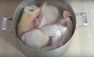 Dimineața, scurgeți apa din tigaie și clătiți din nou carnea sub jet de apă. Acum tăiați carcasa de pui în porții și puneți toată carnea înapoi în tigaie. Pune tigaia la foc mare si asteapta pana cand apa din tigaie ajunge la fierbere.