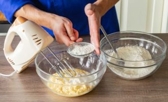 Börja sedan sikta ner mjölblandningen med en sil i bunken som innehåller degbotten. Blanda blandningen noggrant, men inte särskilt länge, med hjälp av en speciell krokfäste på mixern. 