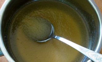 Los de gelatine op in een kleine hoeveelheid bouillon en giet het mengsel terug. Los de gelatine op in een kleine hoeveelheid bouillon en giet het mengsel terug.