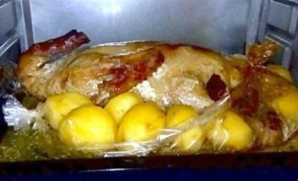 După acest timp, tăiați partea de sus a mânecii și continuați să coaceți încă 20 de minute. În acest timp, rața va fi acoperită cu o crustă maro aurie.