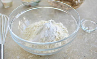 Kombinera det siktade mjölet med bakpulver och salt, blanda. 