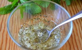 Giet voor de marinade de zonnebloemolie in een kleine kom, voeg de gepelde en fijngehakte knoflook en Provençaalse kruiden of viskruiden toe en meng alles goed. Giet voor de marinade de zonnebloemolie in een kleine kom, voeg de gepelde en fijngehakte knoflook en Provençaalse kruiden of viskruiden toe en meng alles goed.