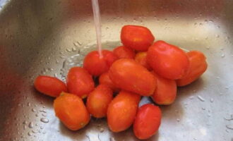 Hugasan din ng maigi ang mga kamatis, gupitin sa kalahati at alisin ang lugar kung saan ang tangkay. 