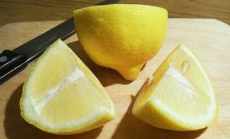 Hugasan ng mabuti ang lemon (pwede ka pang gumamit ng sabon, dahil gagamitin din natin ang balat) at gupitin sa 4 na bahagi. Maingat na siyasatin ang bawat bahagi para sa mga buto at kung mayroon man, alisin ang lahat.