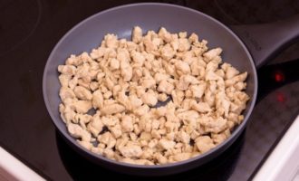 Skölj filén under rinnande vatten, torka lite med hushållspapper och skär sedan i små bitar (högst 1 centimeter). Stek filén i en liten mängd vegetabilisk olja tills den är helt genomstekt.
