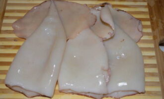 Tina bläckfisken, häll kokande vatten över den och låt svalna. Tina bläckfisken, häll kokande vatten över den och låt svalna.