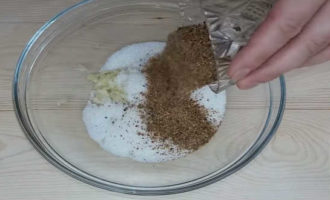 Bereid de marinade voor groenten als volgt: meng zout, suiker in een aparte kom en giet 100 ml azijn en plantaardige olie. Breng de marinade vervolgens op smaak met een mengsel van kruiden voor Koreaanse wortelen. Als je de kruiden zelf maakt, meng dan gemalen koriander, paprika en hete rode peper in ongeveer gelijke verhoudingen.
