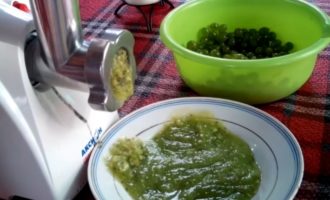 Ngayon ipasa ang mga inihandang gooseberries at gupitin ang lemon sa pamamagitan ng isang gilingan ng karne. Bilang isang resulta, makakakuha ka ng isang napaka-mabangong prutas at berry mass. Ilagay ang katas ng prutas sa isang kasirola at masaganang iwisik ang mga nilalaman ng asukal. Ang halaga ng asukal ay maaaring iakma sa iyong paghuhusga, tandaan lamang na hindi ito dapat mas mababa sa 1:1 (mas mabuti na 1:1.5). Ilagay ang kawali sa katamtamang init at, patuloy na pagpapakilos, dalhin ang jam sa isang pigsa. Kapag kumulo ang jam, bawasan ang apoy at hayaang kumulo ang laman ng kawali sa loob ng 10-15 minuto. Patayin ang kalan at iwanan ang jam upang lumamig sa loob ng 1-1.5 na oras. Pagkatapos ay ulitin ang lahat ng mga manipulasyon: dalhin sa isang pigsa, pakuluan ng 15 minuto, patayin ang kalan.