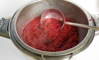 Kung nais naming alisin ang mga buto at makamit ang homogeneity ng jam, kuskusin namin ang mga raspberry sa isa pang kawali sa pamamagitan ng isang salaan o gamit ang gauze. Kung paano ito gawin ay nakasulat nang detalyado sa recipe para sa seedless jam. O iwanan natin ang siksikan. Pagkatapos kuskusin, makakakuha ka ng raspberry juice na may pulp na halos 1 litro.