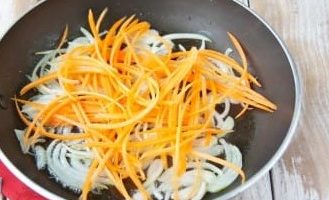 Pelem, rentem i ratllem les pastanagues (és bo tenir un ratllador coreà especial per a aquest plat, però podeu utilitzar-ne un de normal, només un de més gran).