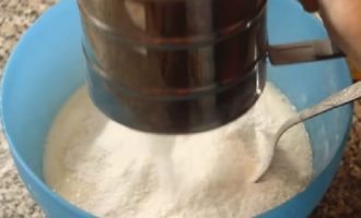 Chúng ta sẽ rây bột qua rây. Dần dần thêm nó vào bát, nhào bột.