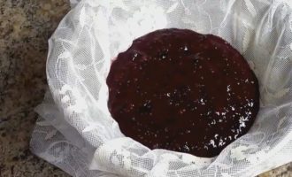 Ngayon ay kailangan mong pisilin ang juice. Upang gawin ito, maaari kang kumuha ng isang salaan o malinis na gasa. Hindi namin kakailanganin ang nagresultang cake na may mga balat at buto.