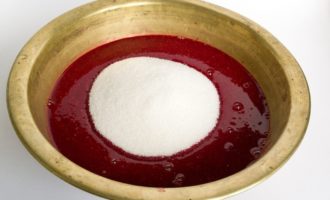 Magdagdag ng asukal. Kahit na may ganitong halaga, ang jam ay nagiging napakatamis.