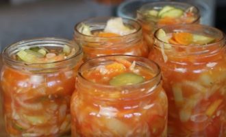 Đặt món salad của chúng tôi vào lọ sạch, khử trùng để rau được phân bố đều với nước ép.
