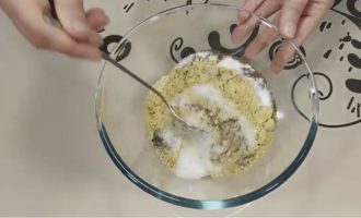 Bây giờ chúng ta hãy làm nước sốt cho món khai vị của chúng ta. Để làm điều này, bóc tỏi và rửa sạch. Sau đó ép qua máy ép tỏi. Thêm muối, tiêu đen xay, đường và bột mù tạt vào. Trộn đều mọi thứ.