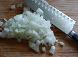 Balatan ang sibuyas at banlawan ng tubig na tumatakbo. Kumuha ng isang sibuyas at gupitin ito nang napaka-pino sa maliliit na cubes.