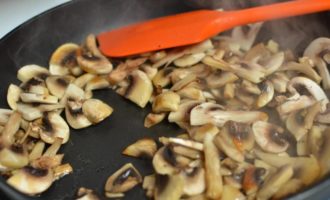 Skölj och torka champinjonerna.Skär i små bitar eller tunna skivor och stek tills de är helt kokta i en stekpanna med tillsats av luktfri vegetabilisk olja. Häftigt.