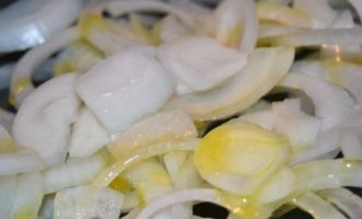 Se toarnă câteva linguri de ulei vegetal într-o tigaie de fontă cu fundul gros, de exemplu, și începeți să prăjiți ceapa până când este transparentă, la foc moderat.