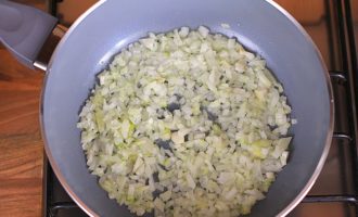În ulei vegetal încălzit într-o tigaie antiaderentă, căliți ceapa până se rumenește.