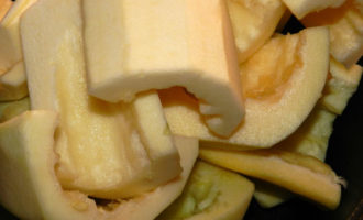 Hugasan nang mabuti ang lahat ng mga gulay na kailangan para sa recipe. Gupitin ang mga gitna, buntot, at mga partisyon ng mga sili, at gupitin ang mga ito nang pahaba sa malalawak na piraso. Balatan at hugasan ang bawang.