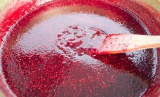 Upang suriin ang pagiging handa ng jam, i-drop ang jam sa isang tuyong plato - ang patak ay hindi dapat kumalat. Pukawin ang citric acid sa isang maliit na halaga ng tubig, idagdag sa mga raspberry, dalhin sa isang pigsa at patayin ang apoy. Ang prosesong ito ay makakatulong na patatagin ang epekto ng gelling upang ang jam ay hindi maging matamis at mapanatili ang kaaya-ayang kulay ng huling produkto.
