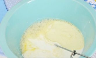 Init ang kefir sa microwave, magdagdag ng soda dito at pukawin. Pagkatapos ay ibuhos ang kefir sa isang mangkok na may itlog at ibuhos sa langis ng gulay.