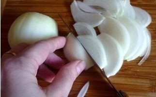 Peleu la ceba, esbandiu i talleu-la a mitges anelles fines, renteu i assequeu les verdures.